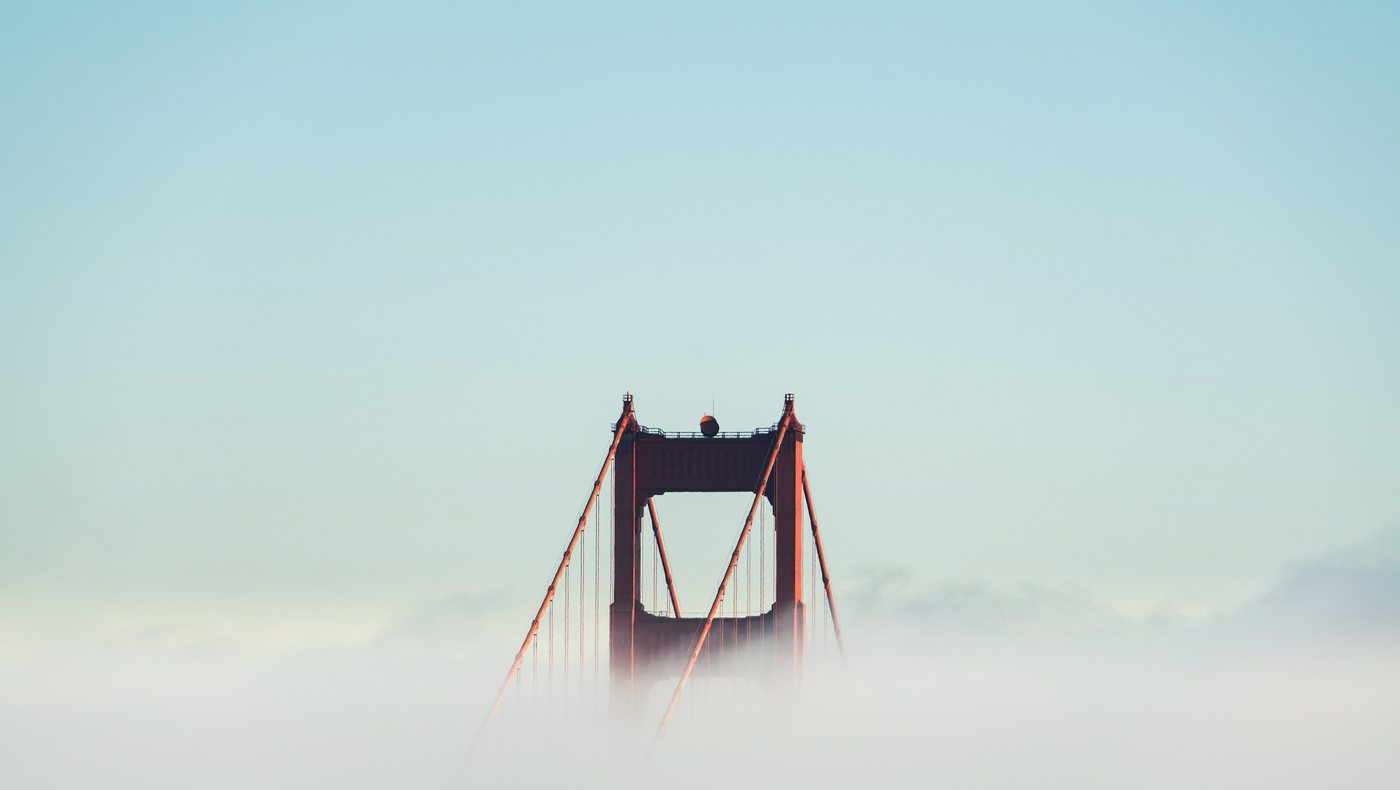 Ein Pfeiler der Golden Gate Bridge ragt aus dem Nebel über der Bucht von San Francisco.