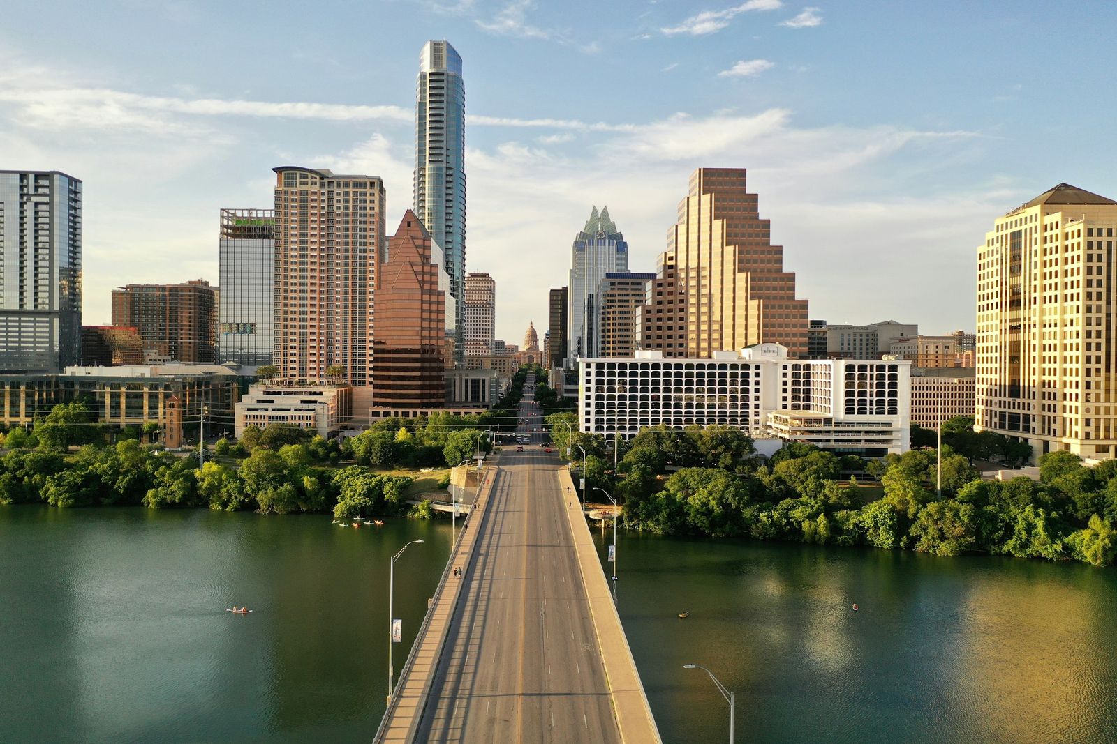 Brücke über den Lady Bird Lake zur Skyline von Austin