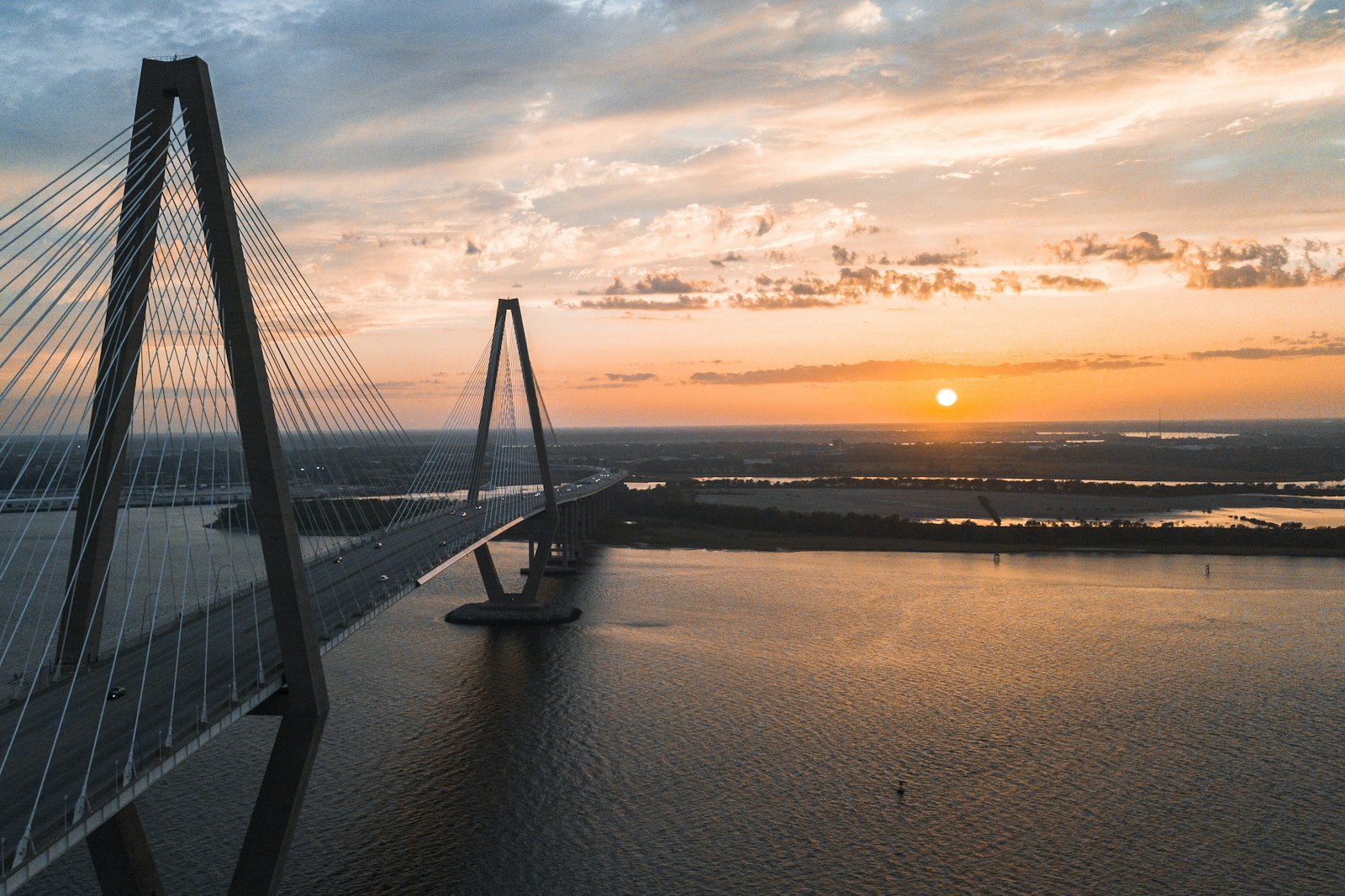 Die Arthur Ravenel Jr. Bridge über den Cooper River bei Sonnenuntergang in Charleston, South Carolina
