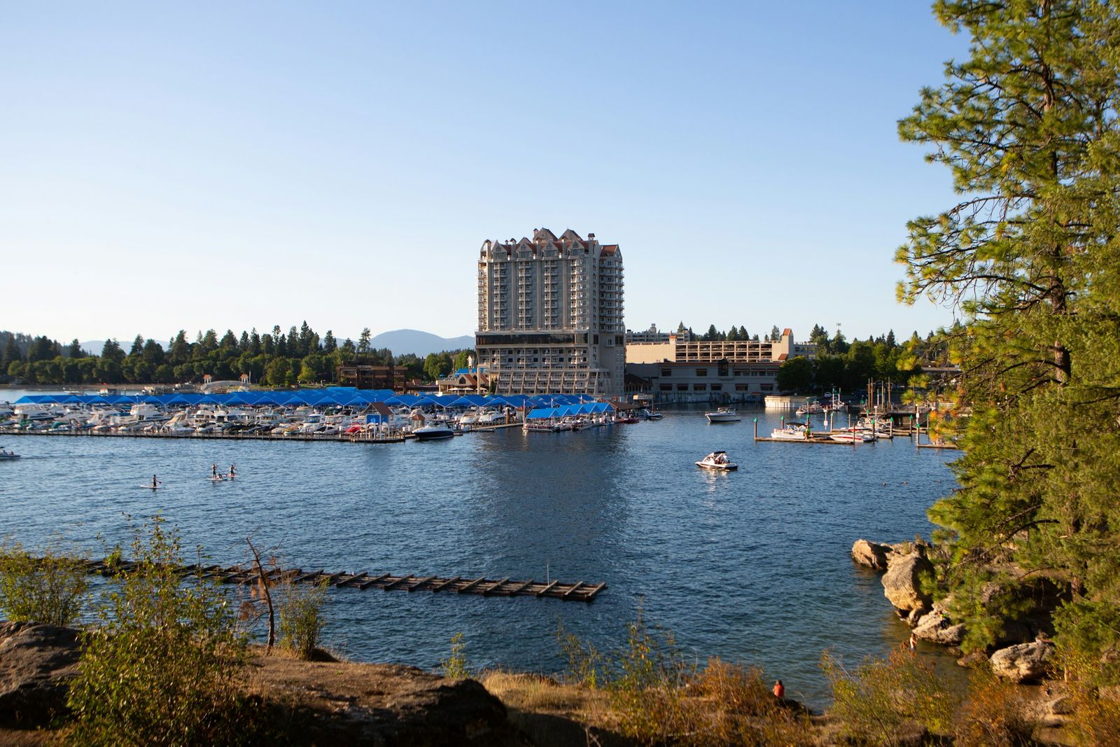 Der Lake Coeur d'Alene mit dem Resort-Hochhaus, gesehen vom Tubbs Hill