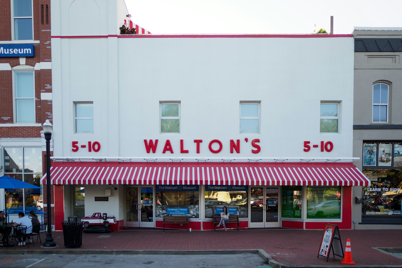 Der historische Walton's-5-10-Laden mit rot-weiß gestreifter Markise in Bentonville, Arkansas