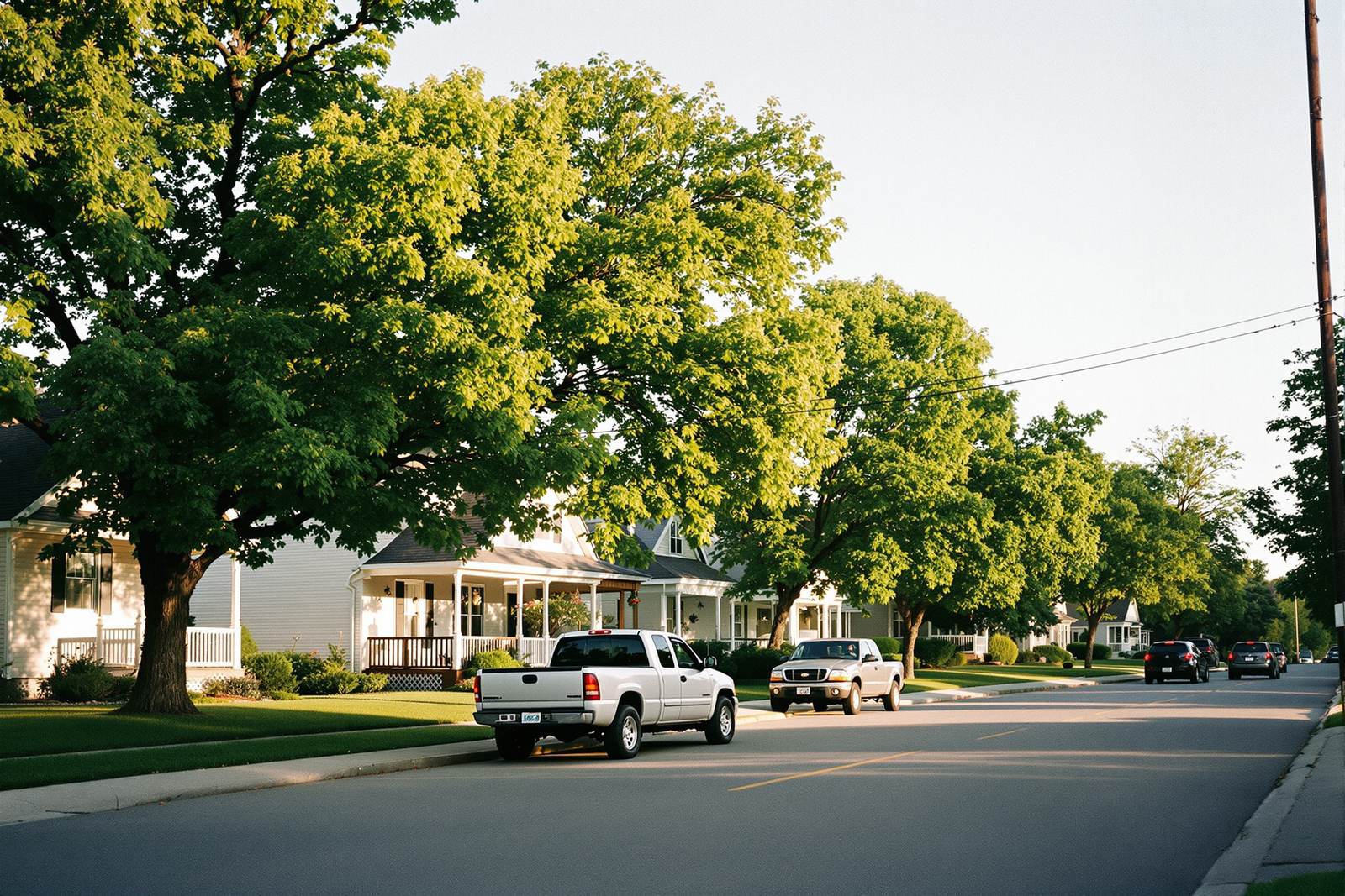 Illustration, kein Foto von Kenosha: typische Wohnstraße in dem Südosten Wisconsins