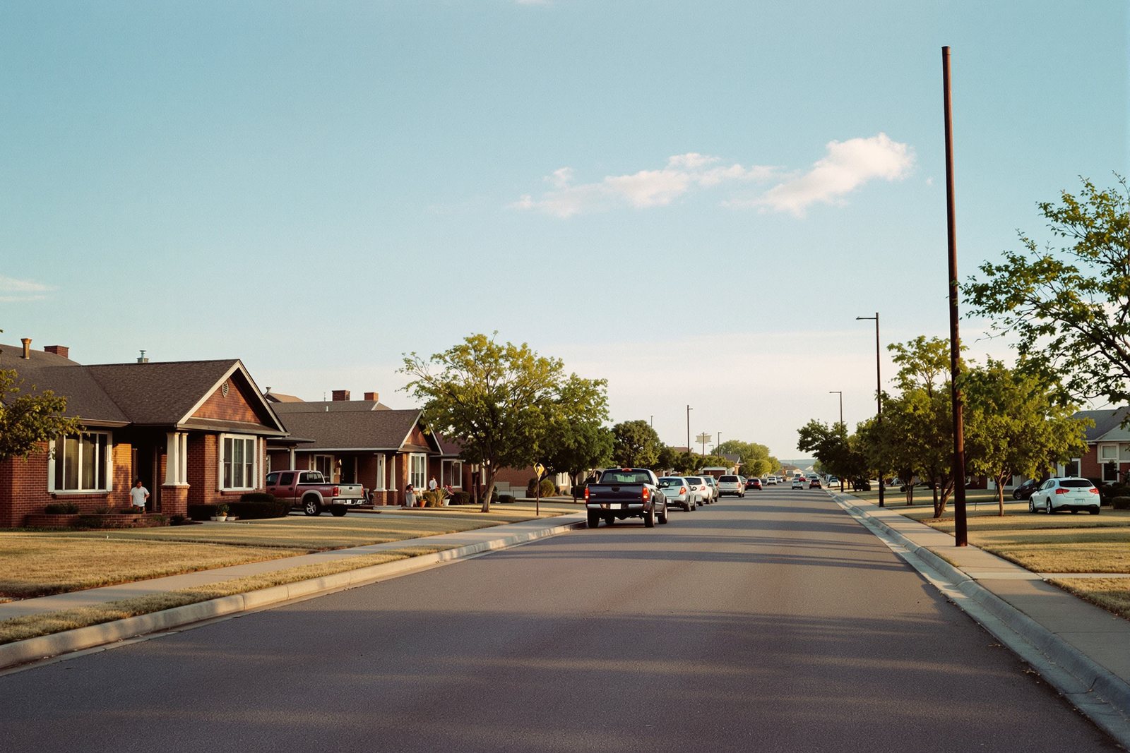Illustration, kein Foto von Midland: typische Wohnstraße in der Ebene von Westtexas