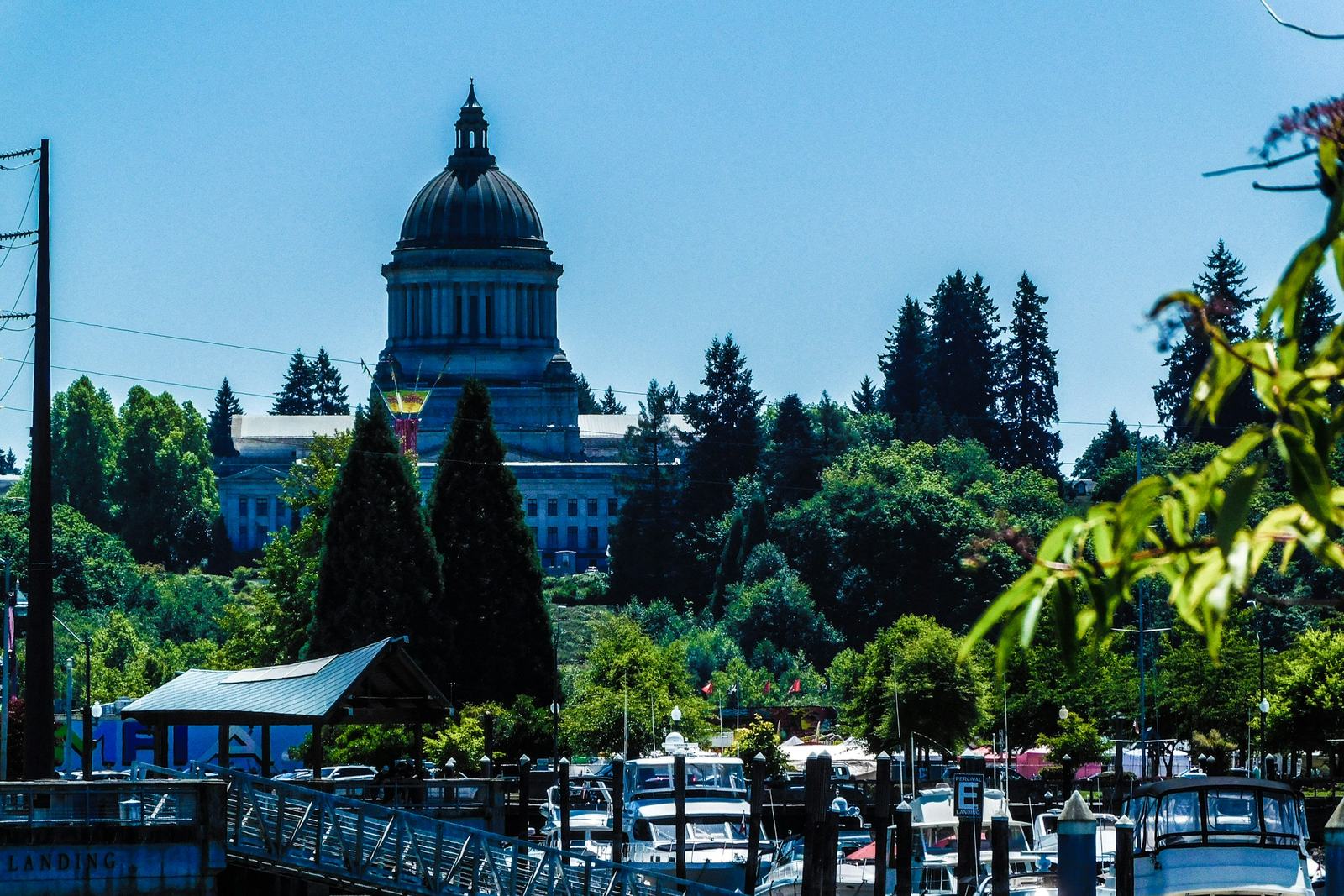 Das Kapitol des Bundesstaats Washington in Olympia hinter dem Capitol Lake