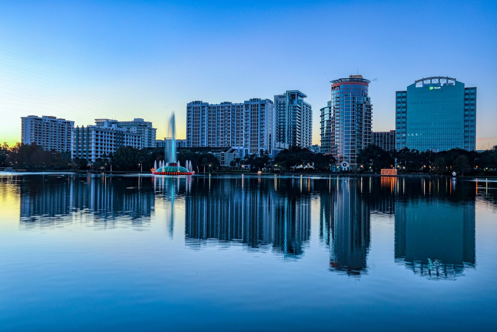 Die Innenstadt von Orlando am Morgen, gesehen über den Lake Eola