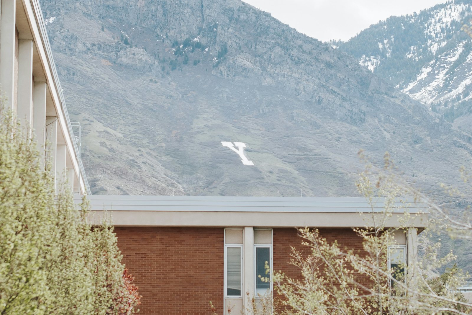 Das Talmage Building auf dem Campus der Brigham Young University in Provo, dahinter der Y Mountain