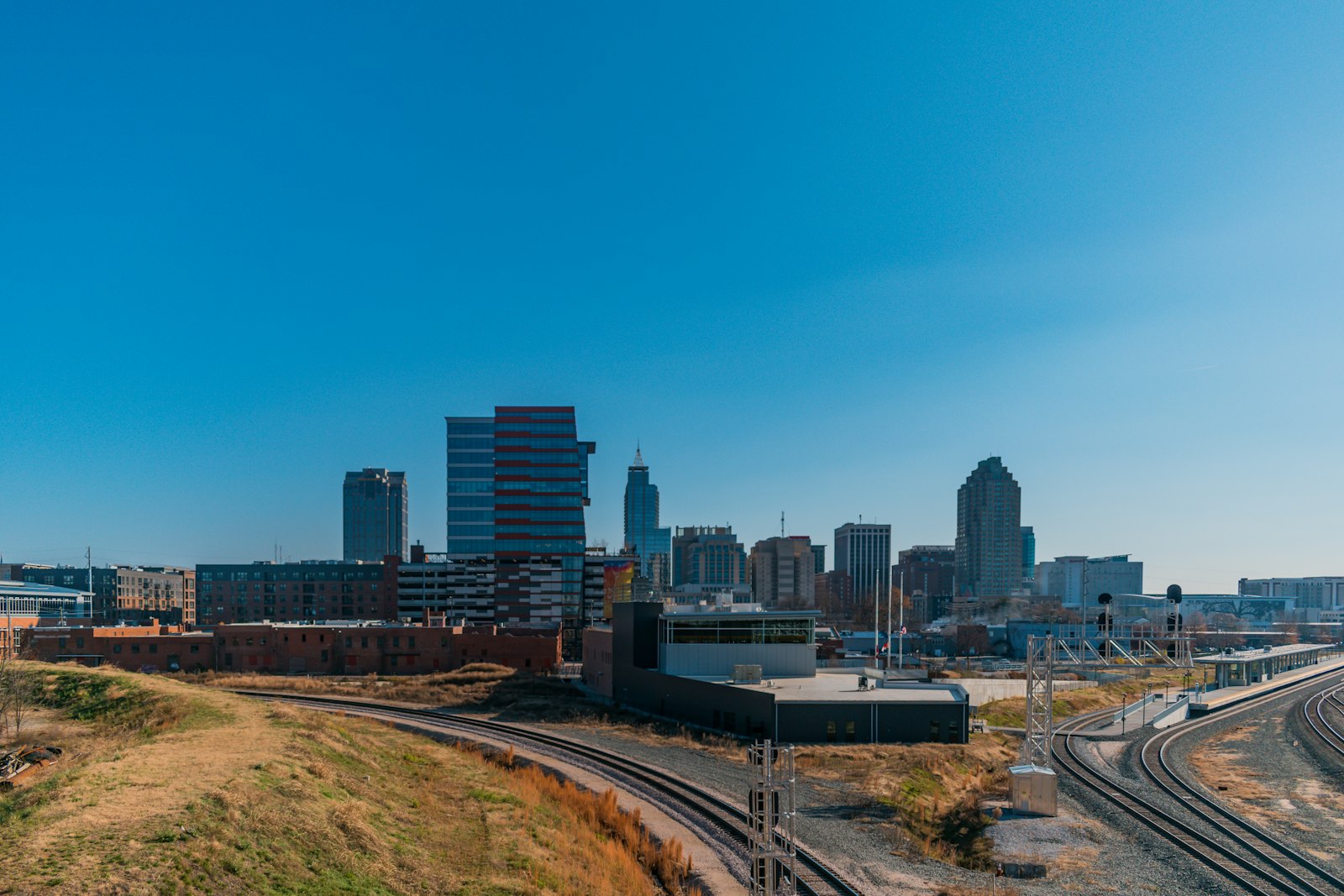 Die Skyline von Raleigh in North Carolina von der Boylan Bridge aus gesehen